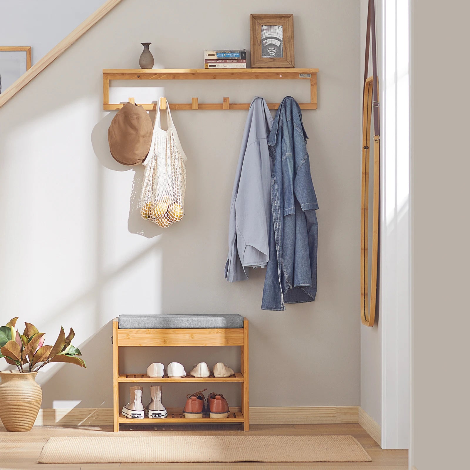 Banc rangement chaussures avec assise et tiroir en bambou dans entrée