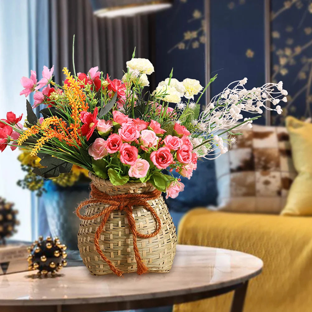 Cache pot panier en bambou dans un salon