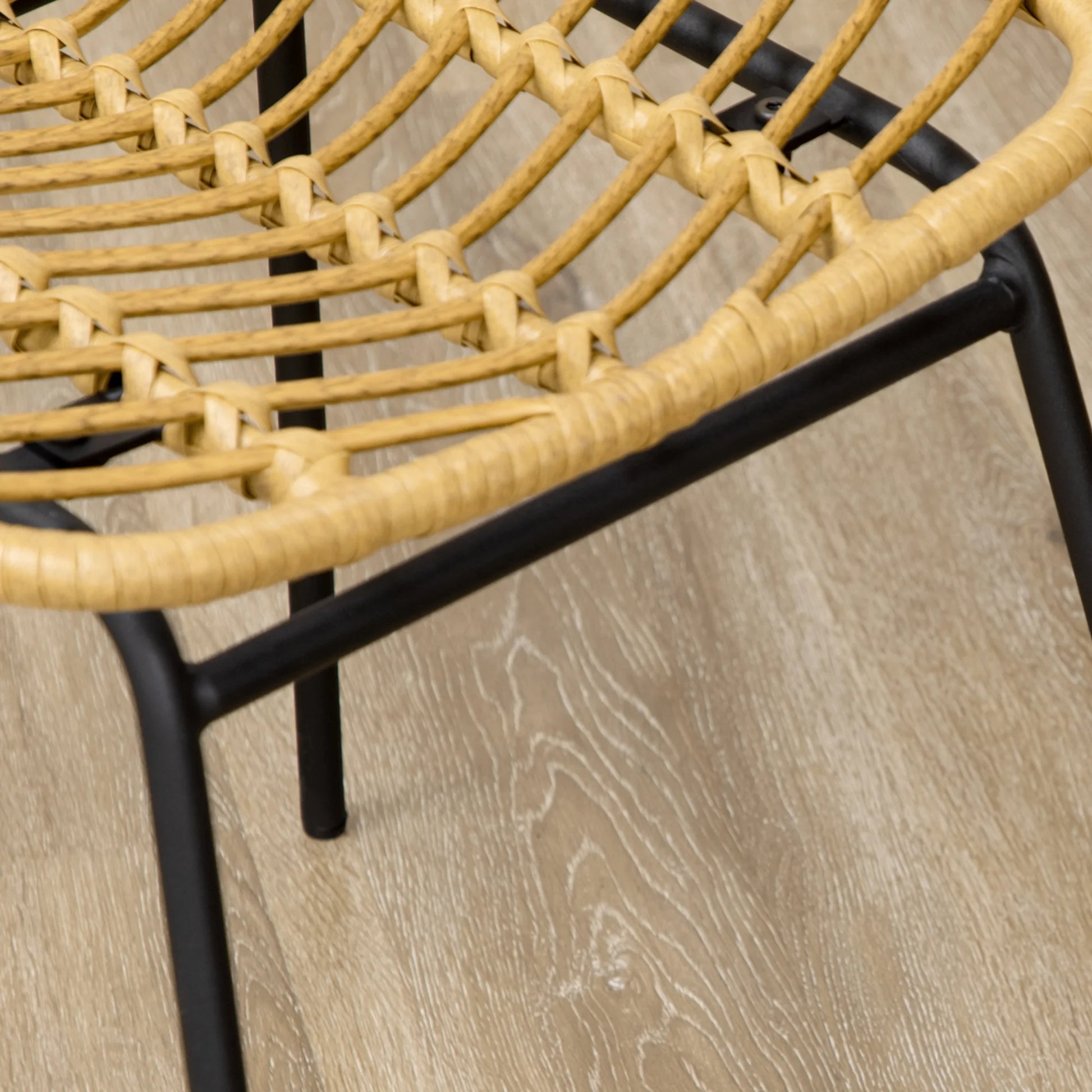 Chaise salle a manger en rotin assise vue de pres