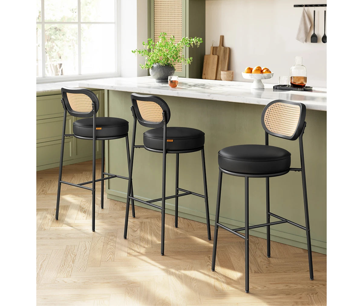 Chaises hautes noires en rotin  dans une cuisine ouverte