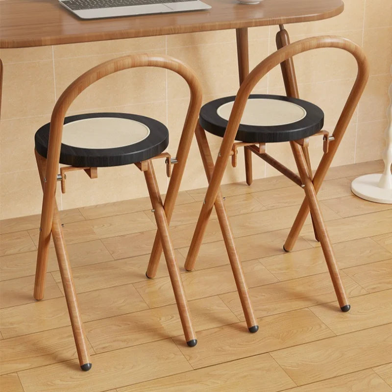 Chaises hautes pliables en rotin dans une piece