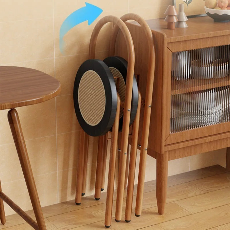 Chaises hautes pliables en rotin rangees