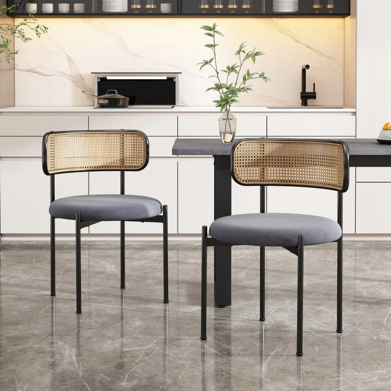 Chaises noires en rotin cuisine