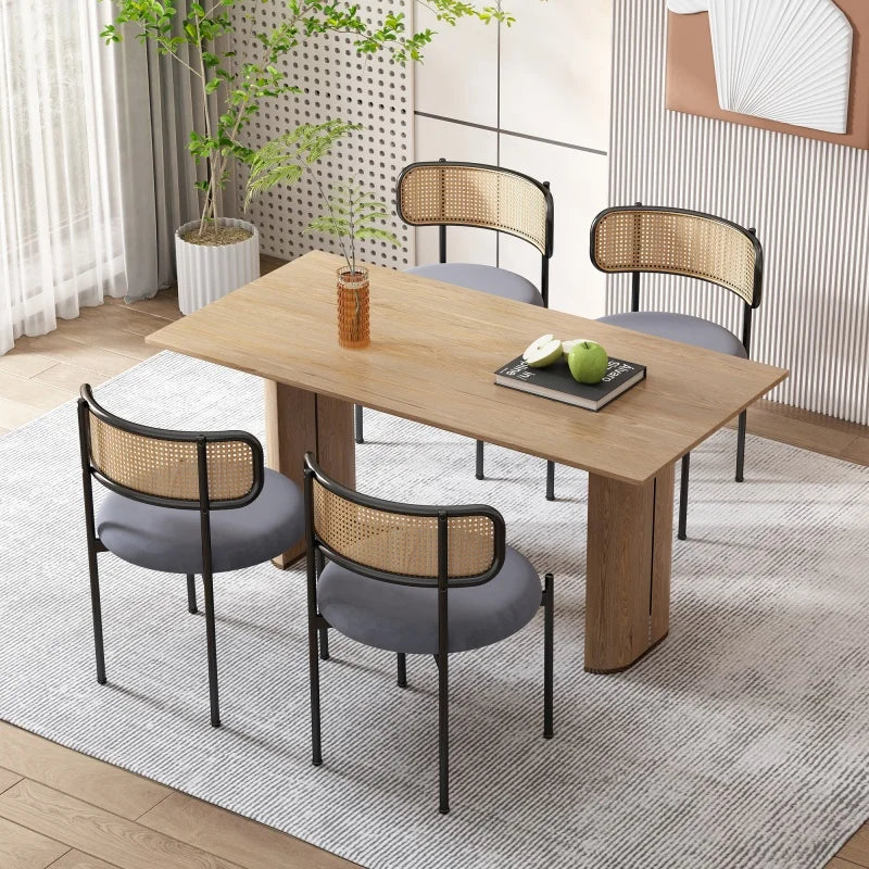 Chaises noires en rotin salle à manger