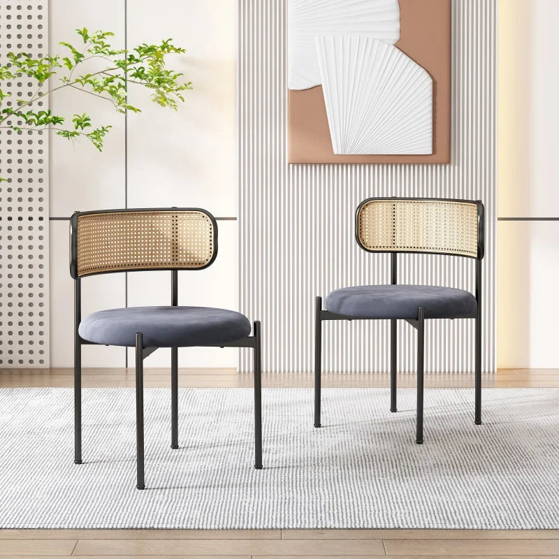 Chaises noires en rotin salon