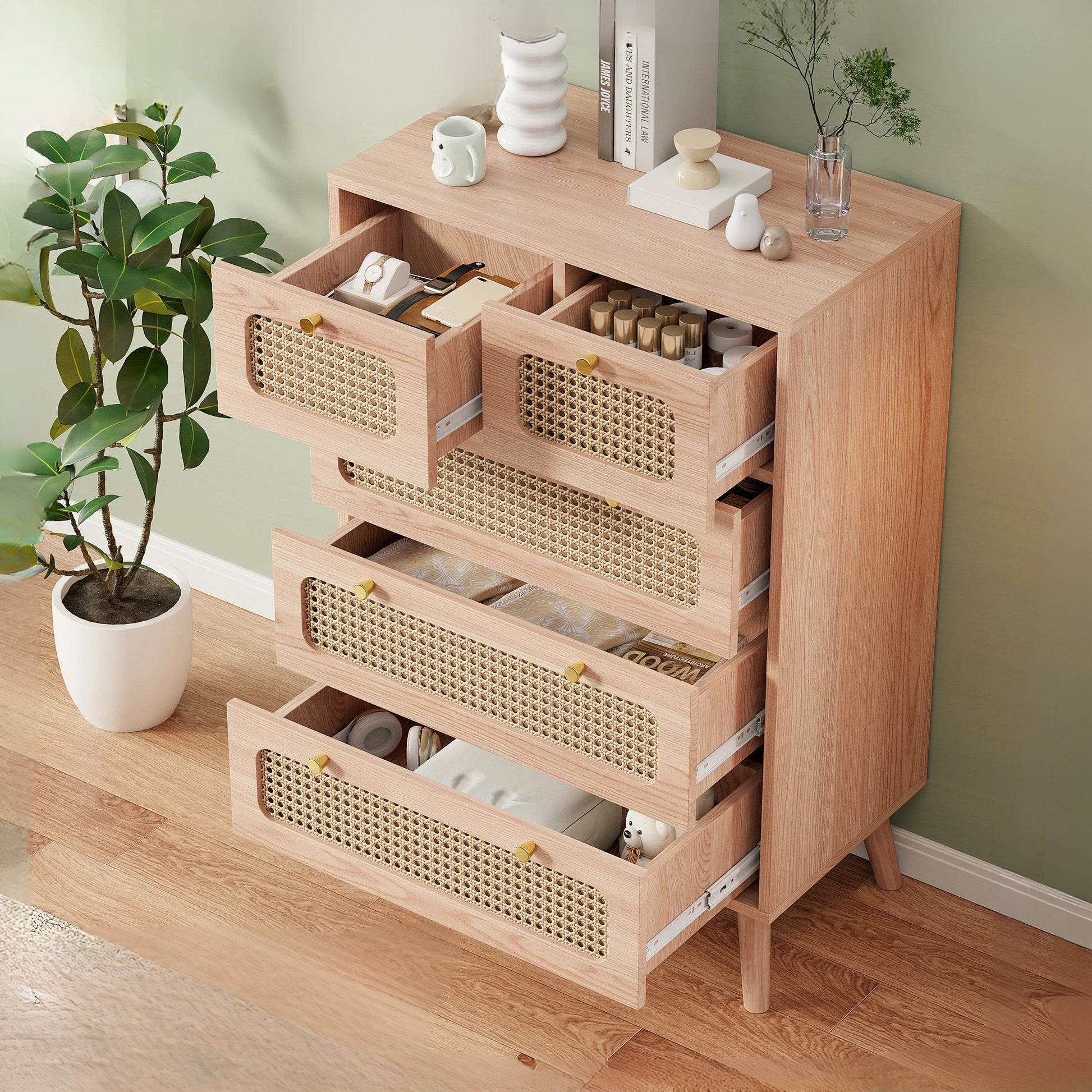 Commode en rotin tiroirs ouverts