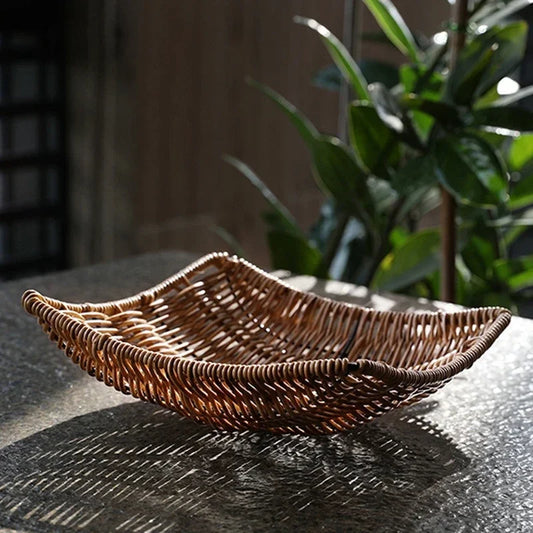 Corbeille a fruit en rotin sur table
