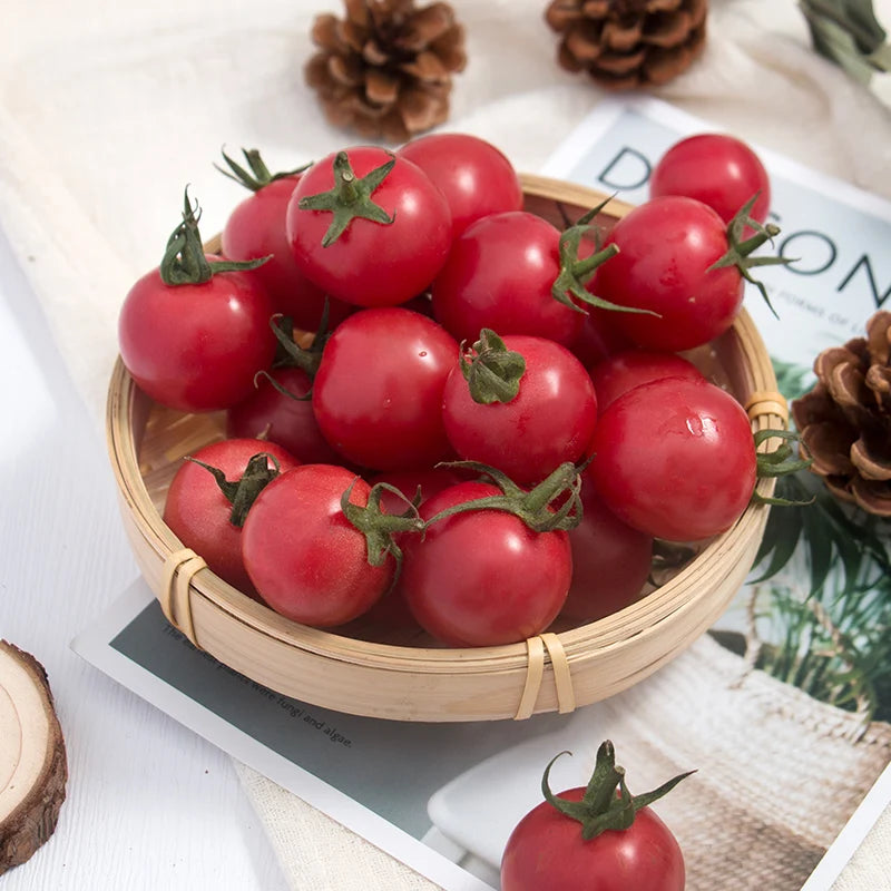 Corbeille en bambou avec tomate