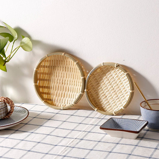 Corbeilles en bambou posees sur table