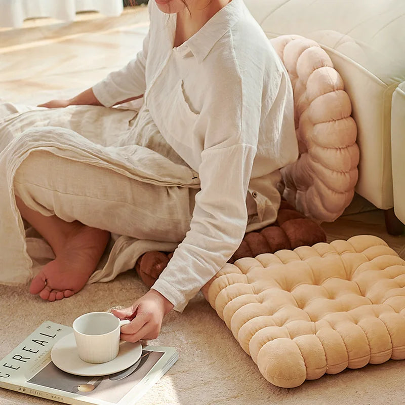 Coussins pour chaises en rotin sur tapis salon