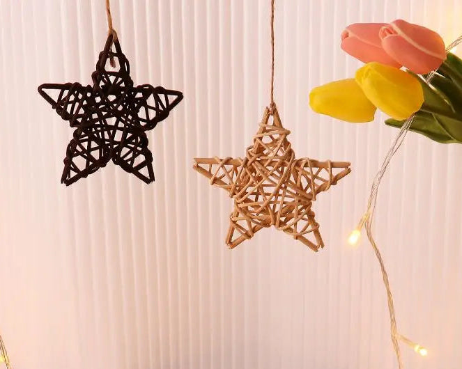 Décoration noël étoiles en rotin suspendues