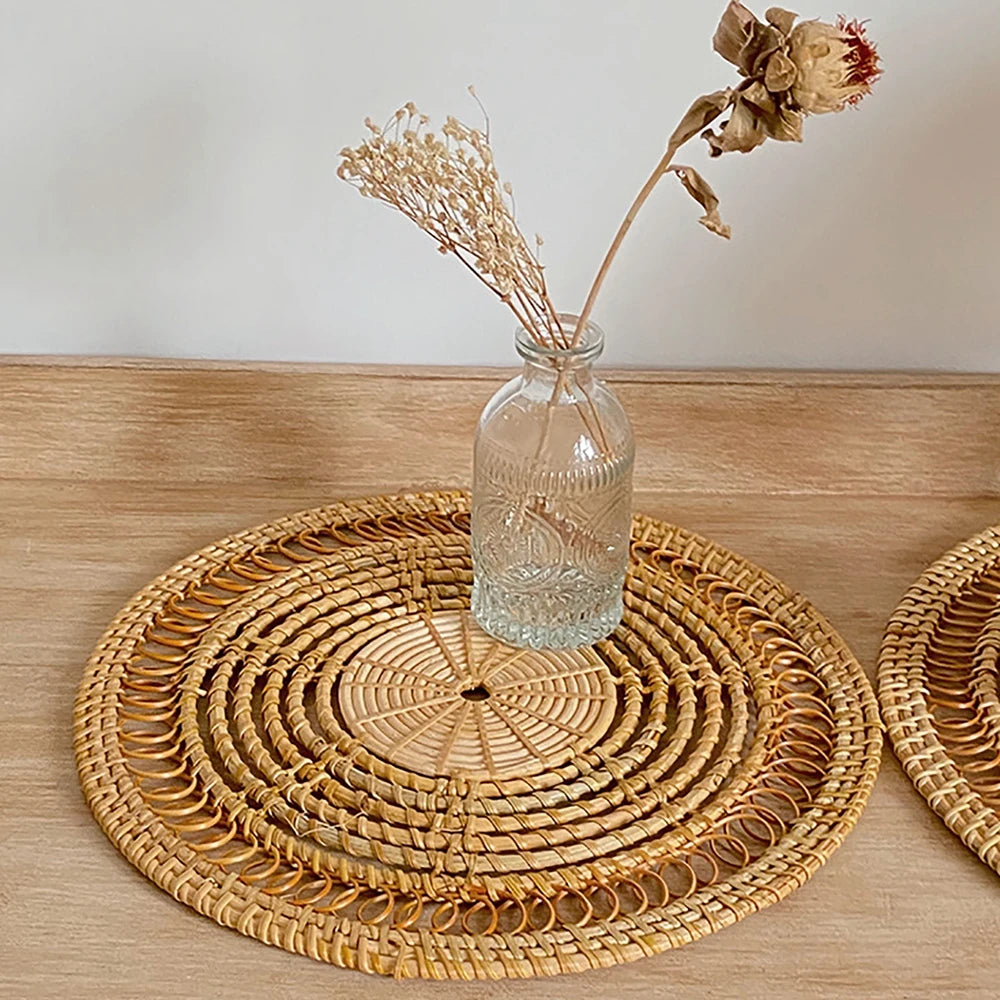 Decoration murale en rotin tresse sur table