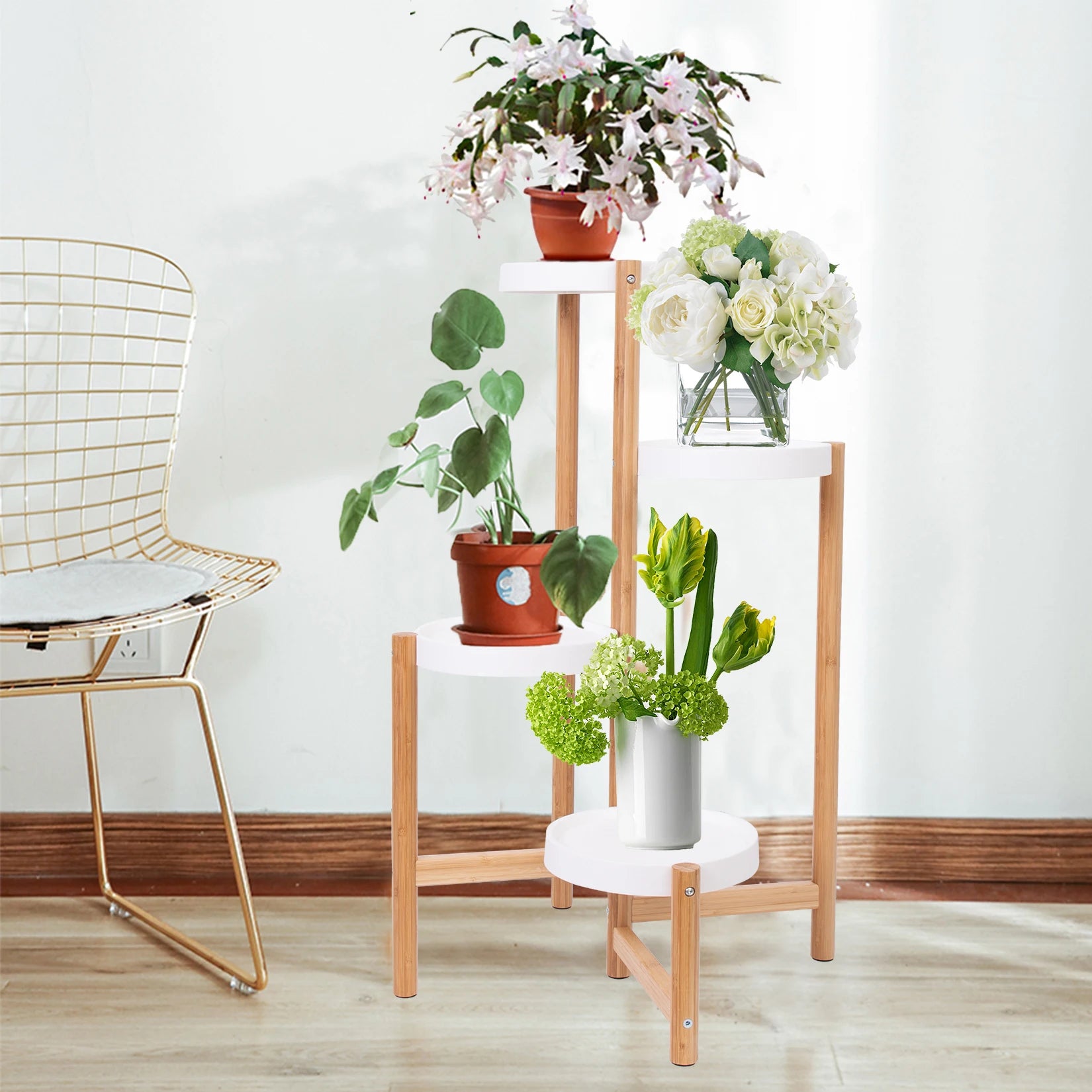 Etagere d'angle en bambou pour plantes dans salon