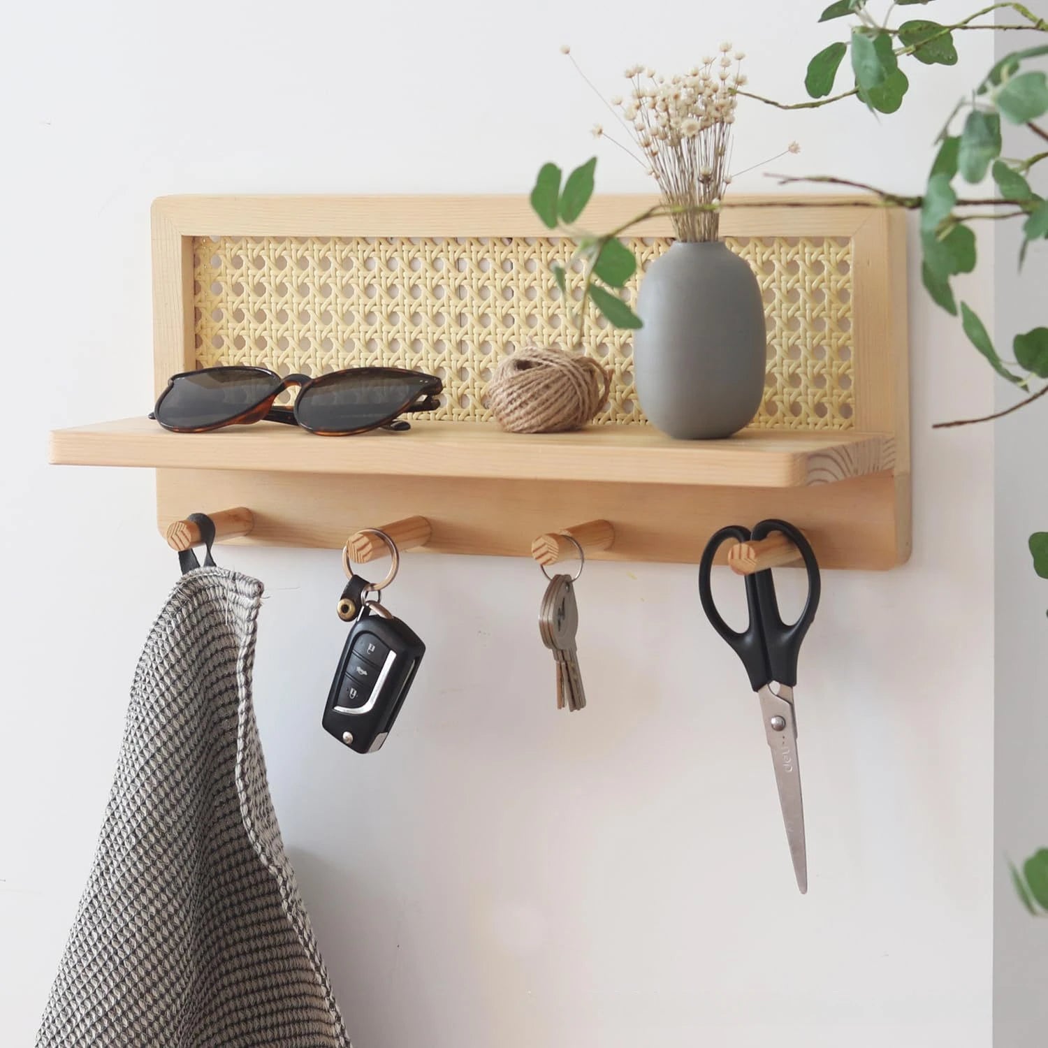 Etagere en rotin avec objets