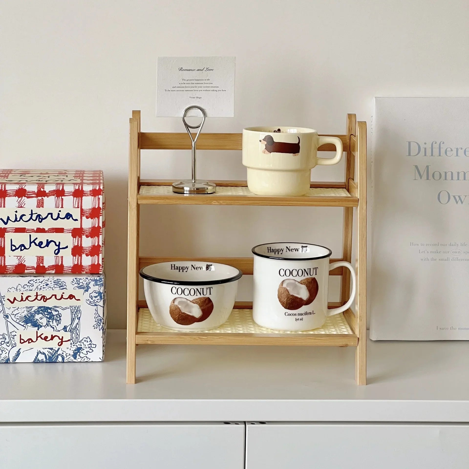 Etagere salle de bain en rotin avec vaisselle cuisine