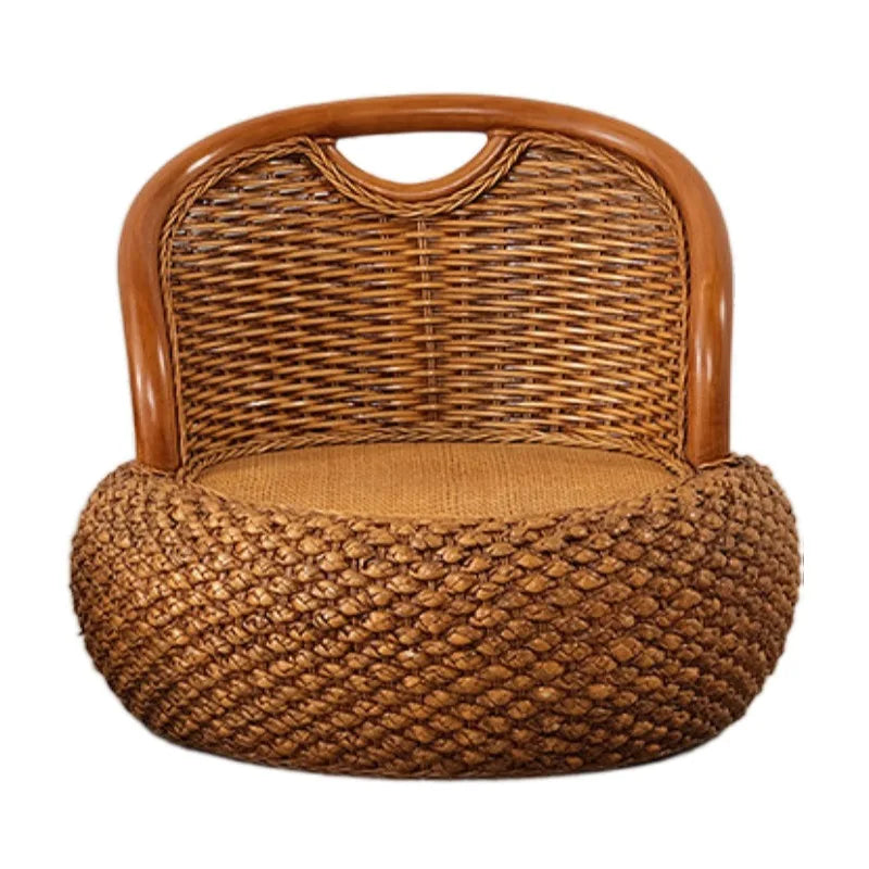 Fauteuil en rotin cafe gros plan