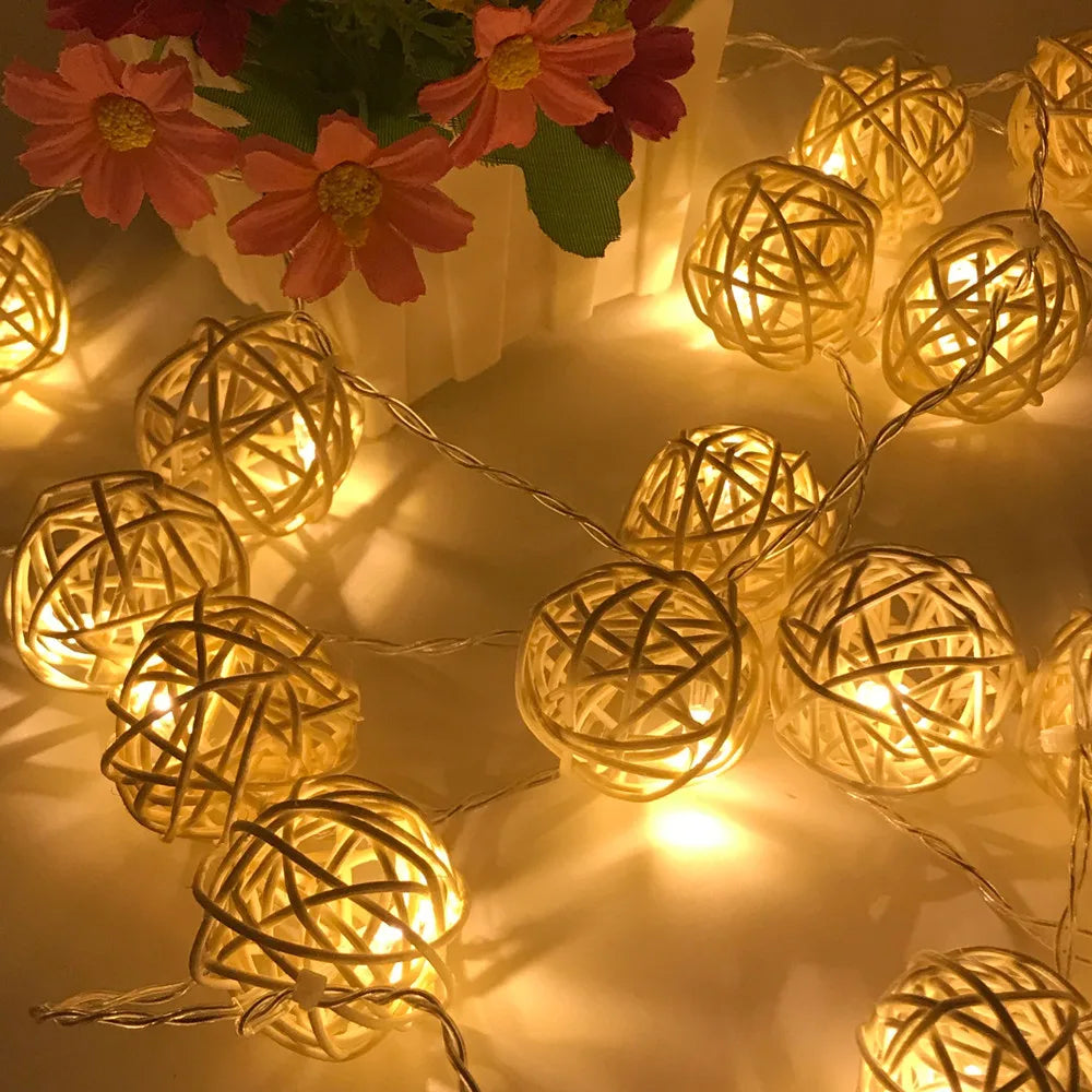 Guirlandes lumineuses en rotin autour fleurs