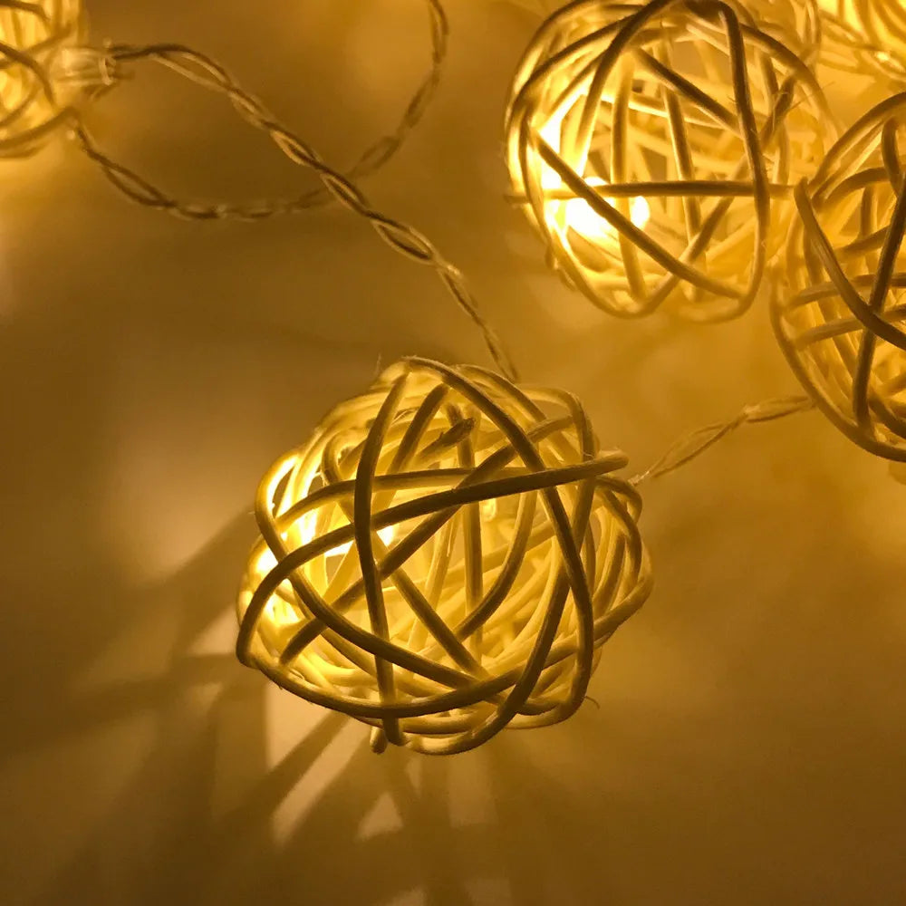 Guirlandes lumineuses en rotin gros plan