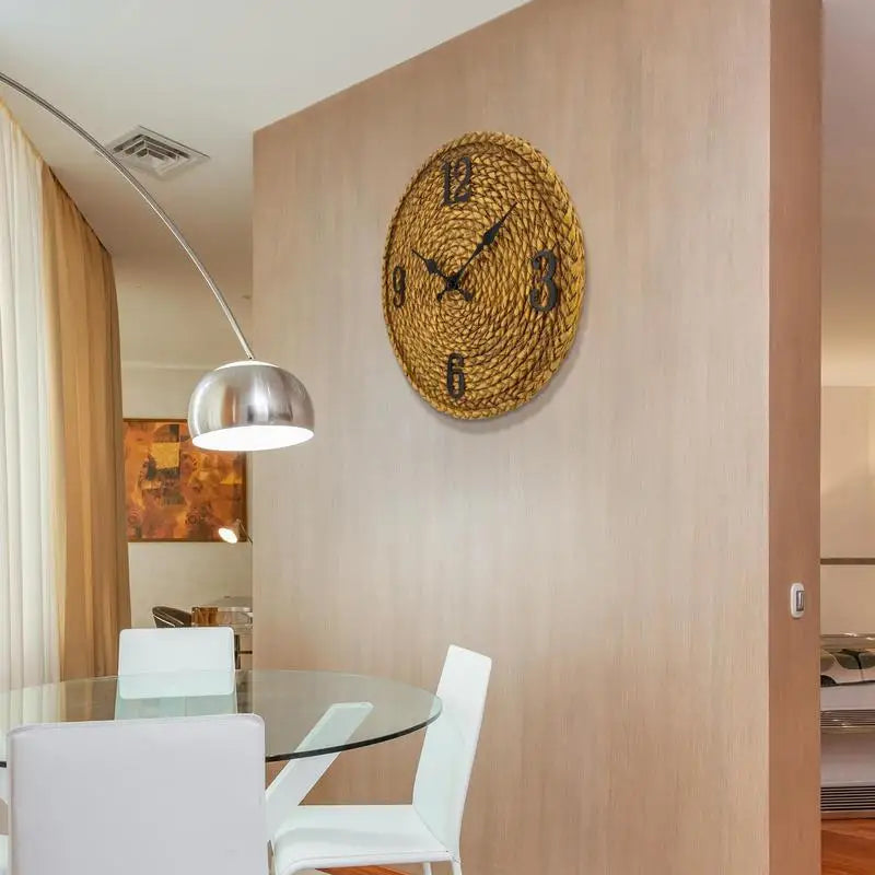 Horloge style rotin dans salon