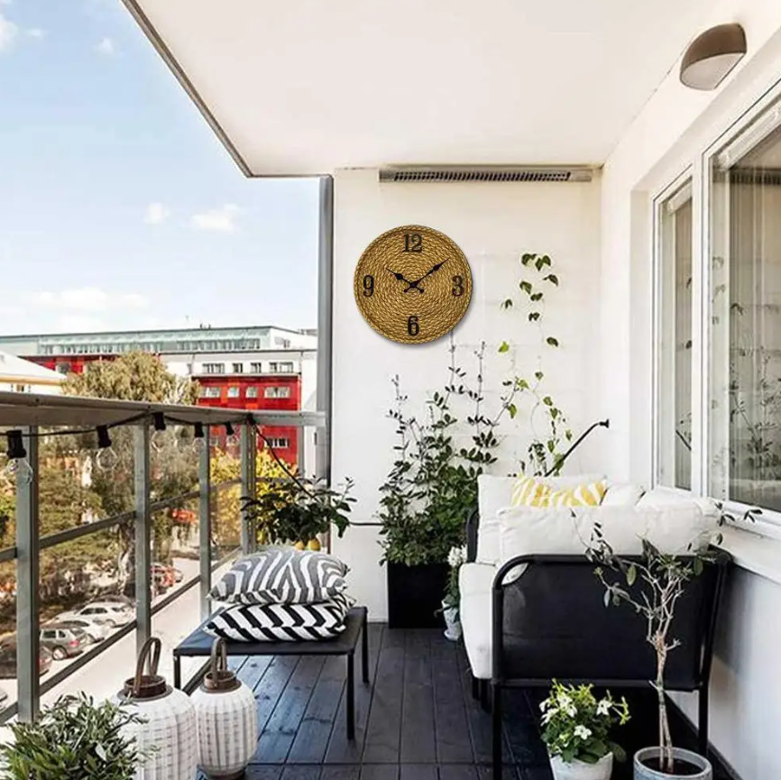 Horloge style rotin vue jardin 