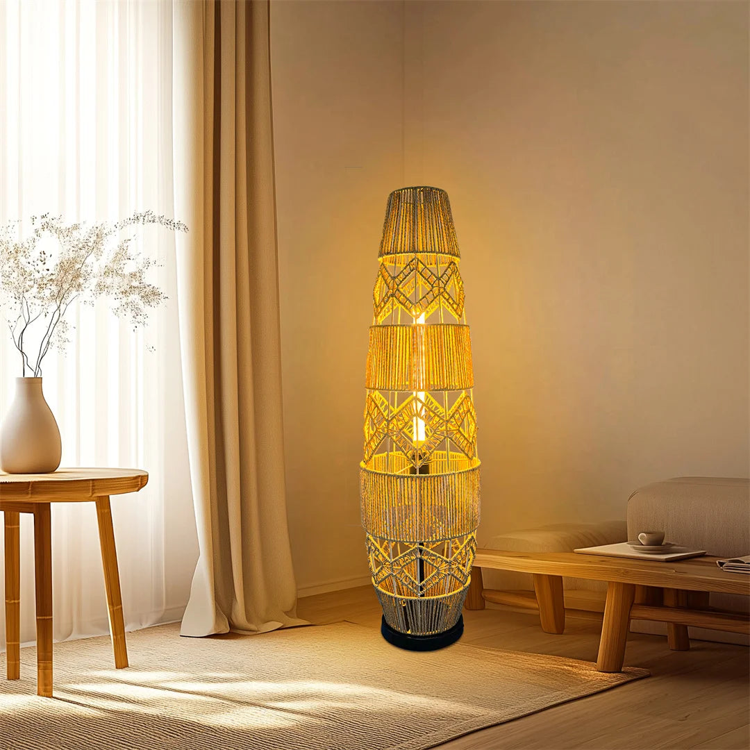 Lampadaire en rotin dans salon