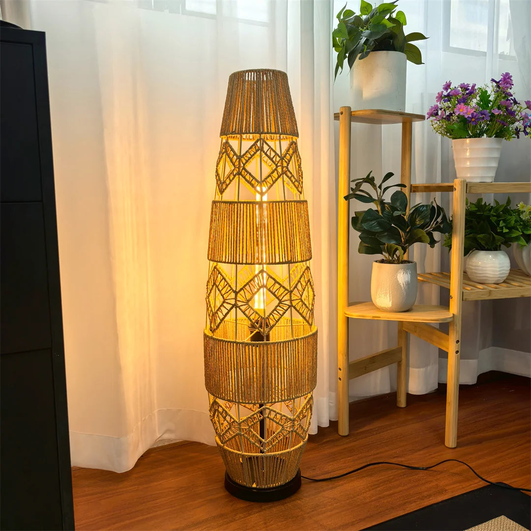 Lampadaire en rotin vue de pres