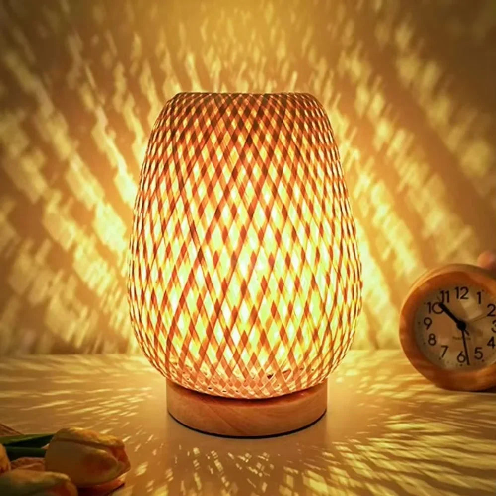 Lampe de chevet en bambou eclairee vue de pres