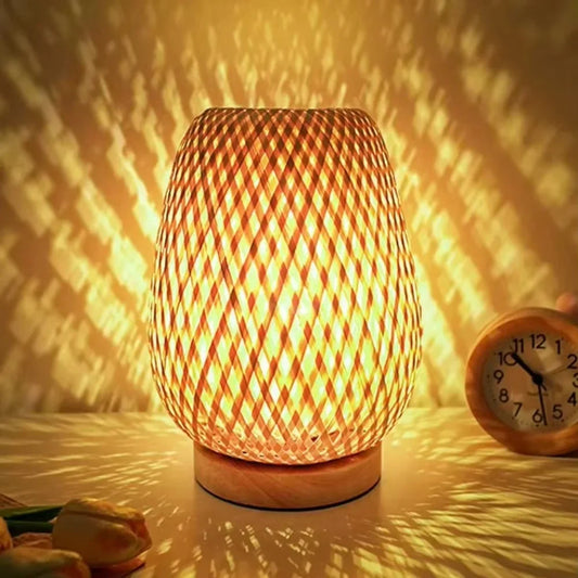 Lampe de chevet en bambou eclairee vue de pres