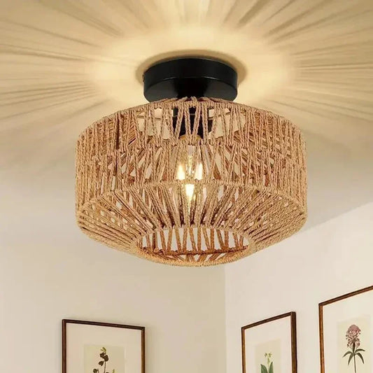 Luminaire plafonnier en rotin vue de prés