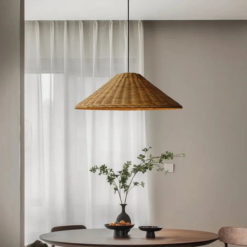 Luminaire suspension en rotin vue salon