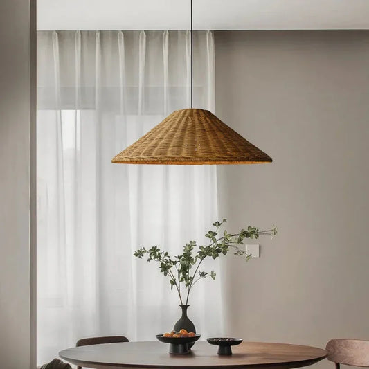 Luminaire suspension en rotin vue salon