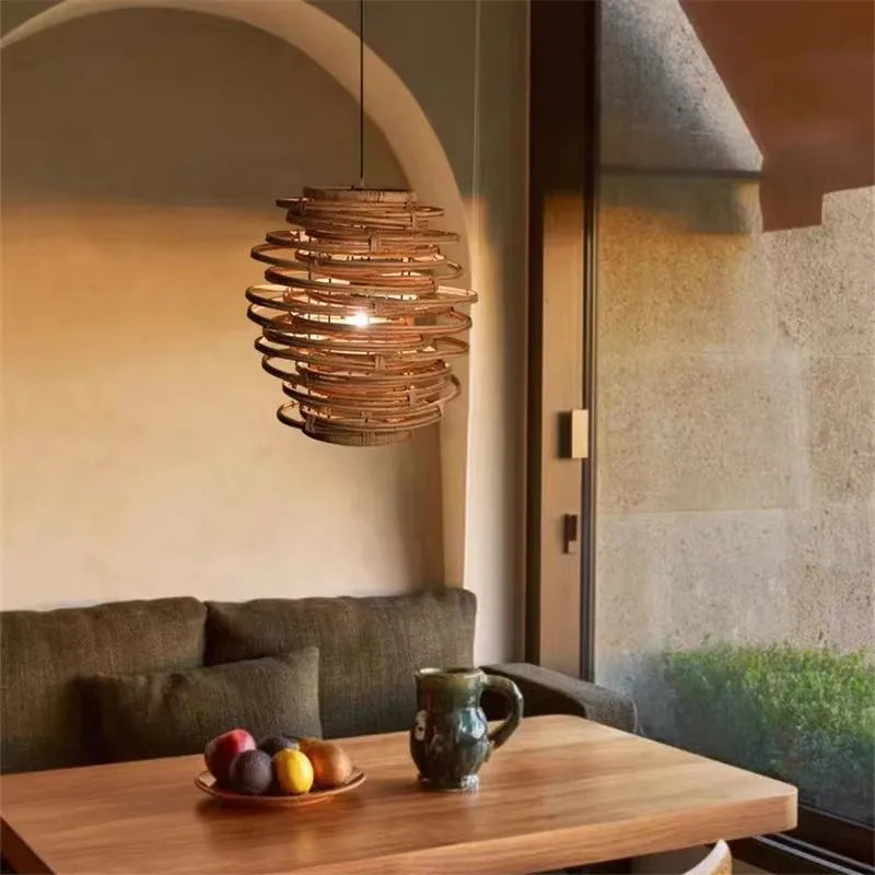 Lustre circulaire en bambou dans un salon