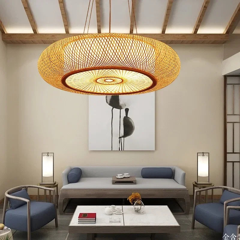 Lustre en bambou dans un salon