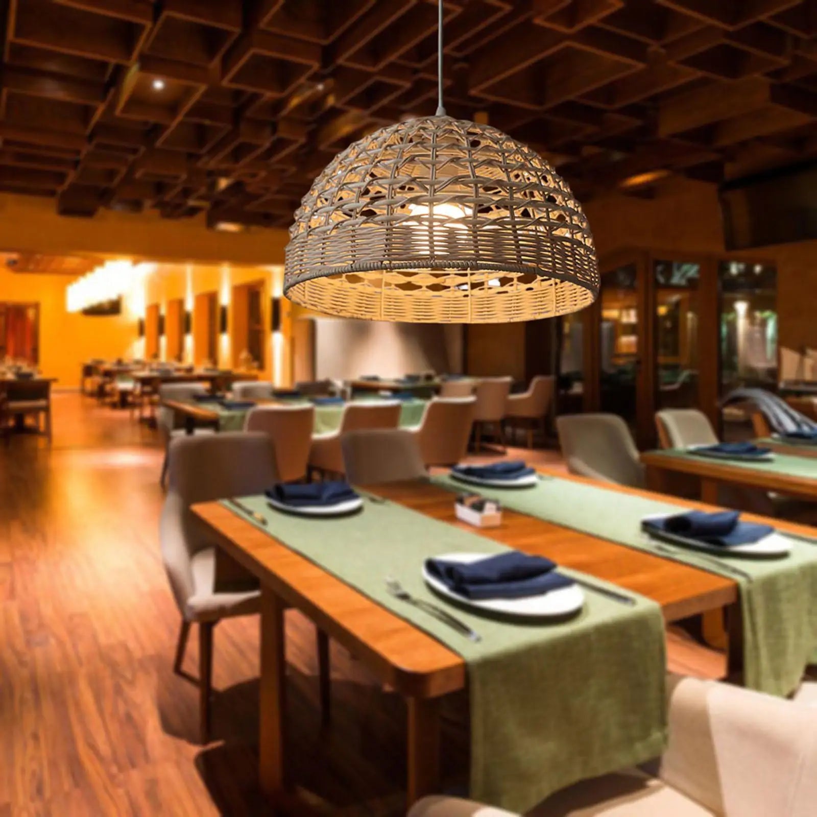 Lustre en rotin dans un restaurant