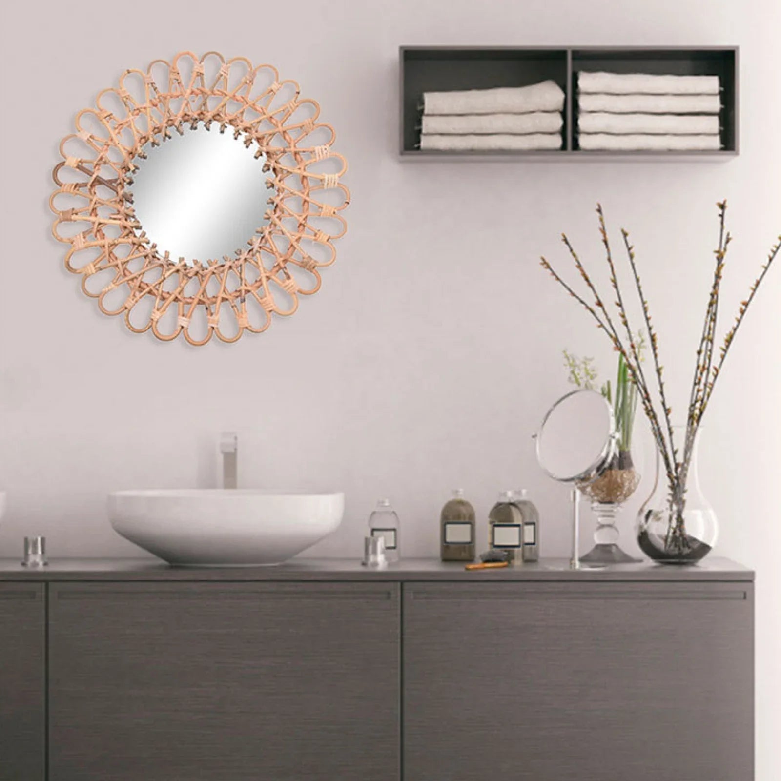 Miroir en rotin dans salle de bain