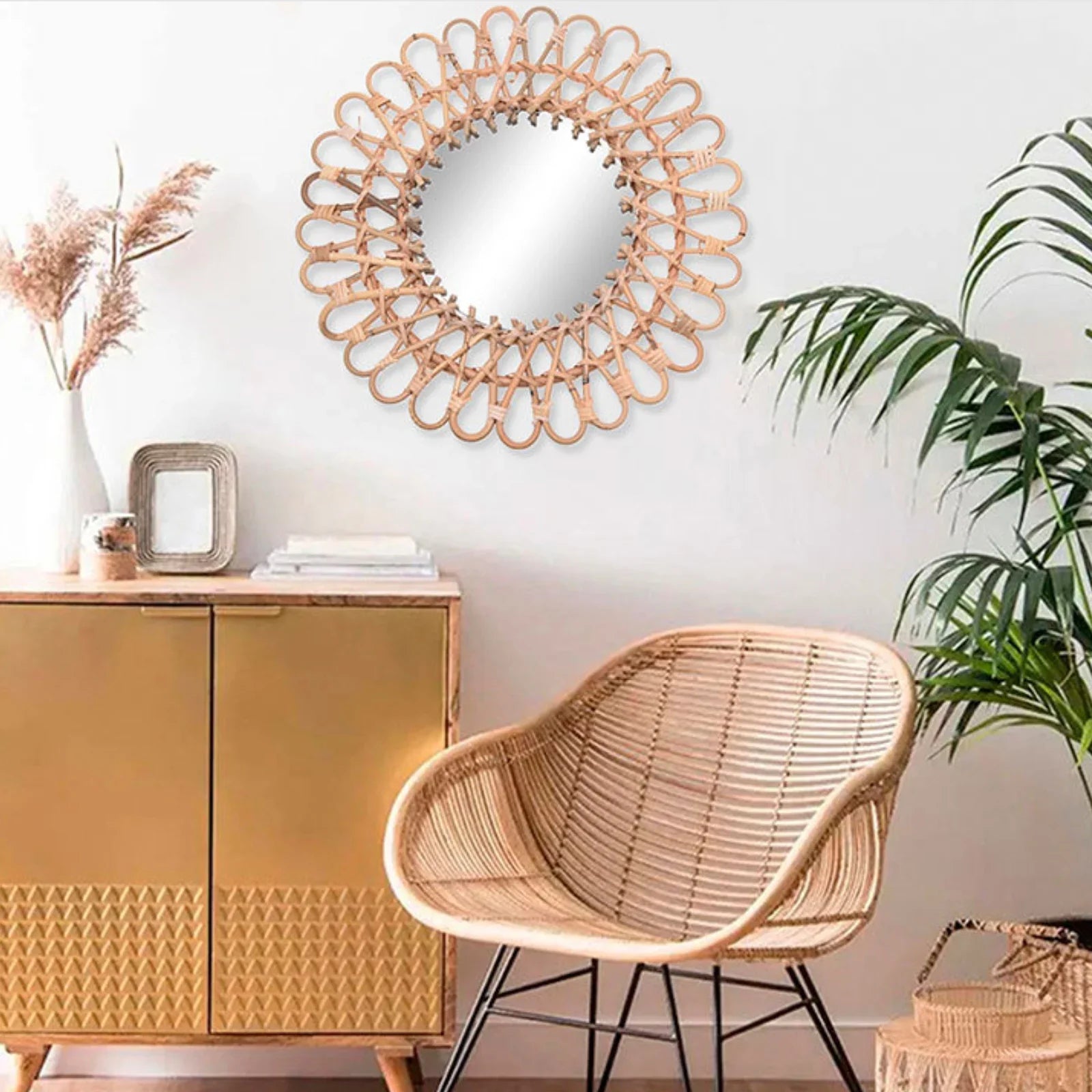 Miroir en rotin dans salon