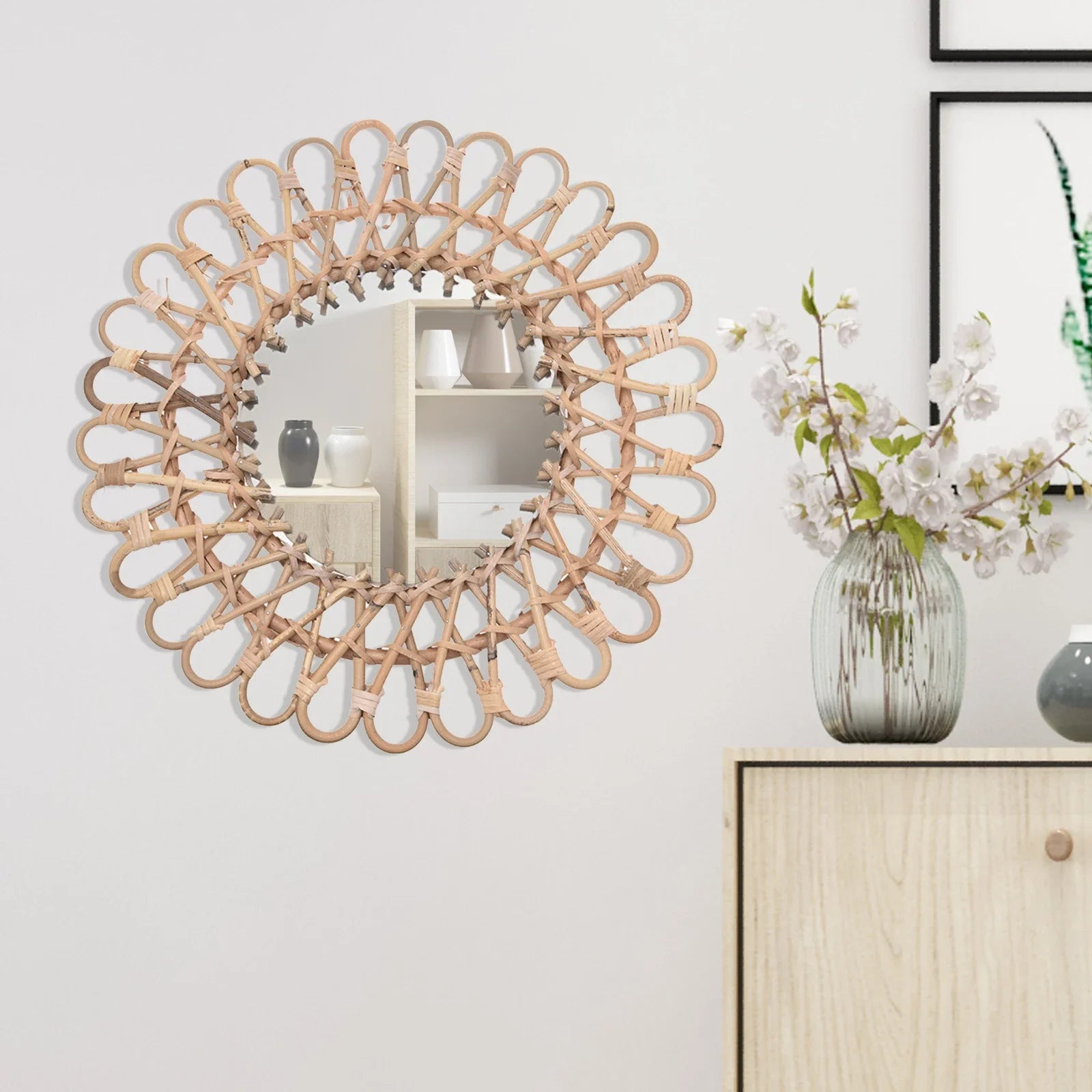 Miroir en rotin en gros plan