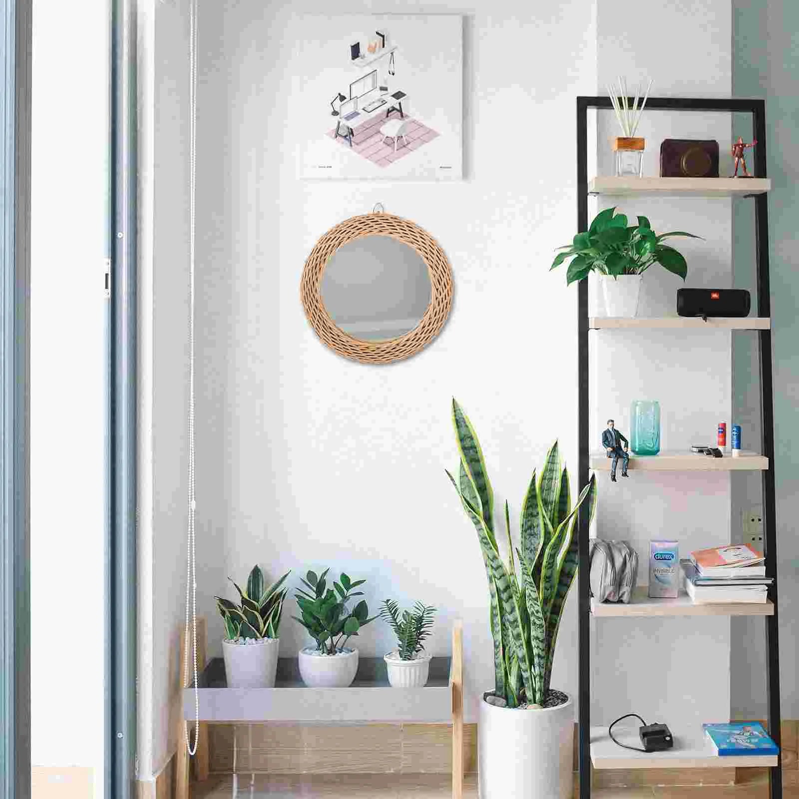 Miroir en rotin rond sur fond blanc