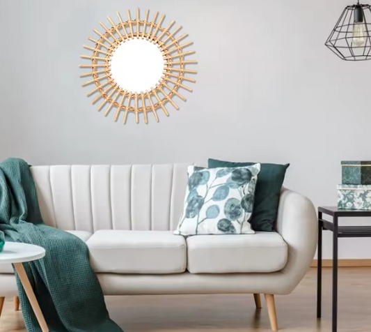 Miroir soleil en rotin dans le salon