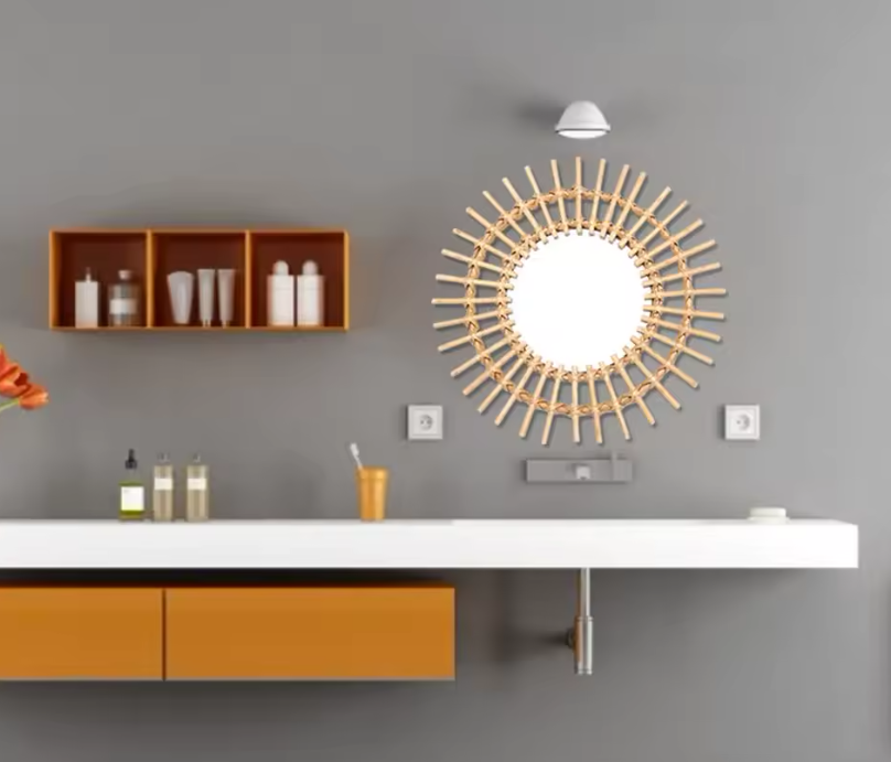 Miroir soleil en rotin dans salle de bain
