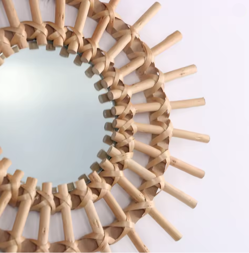 Miroir soleil en rotin gros plan