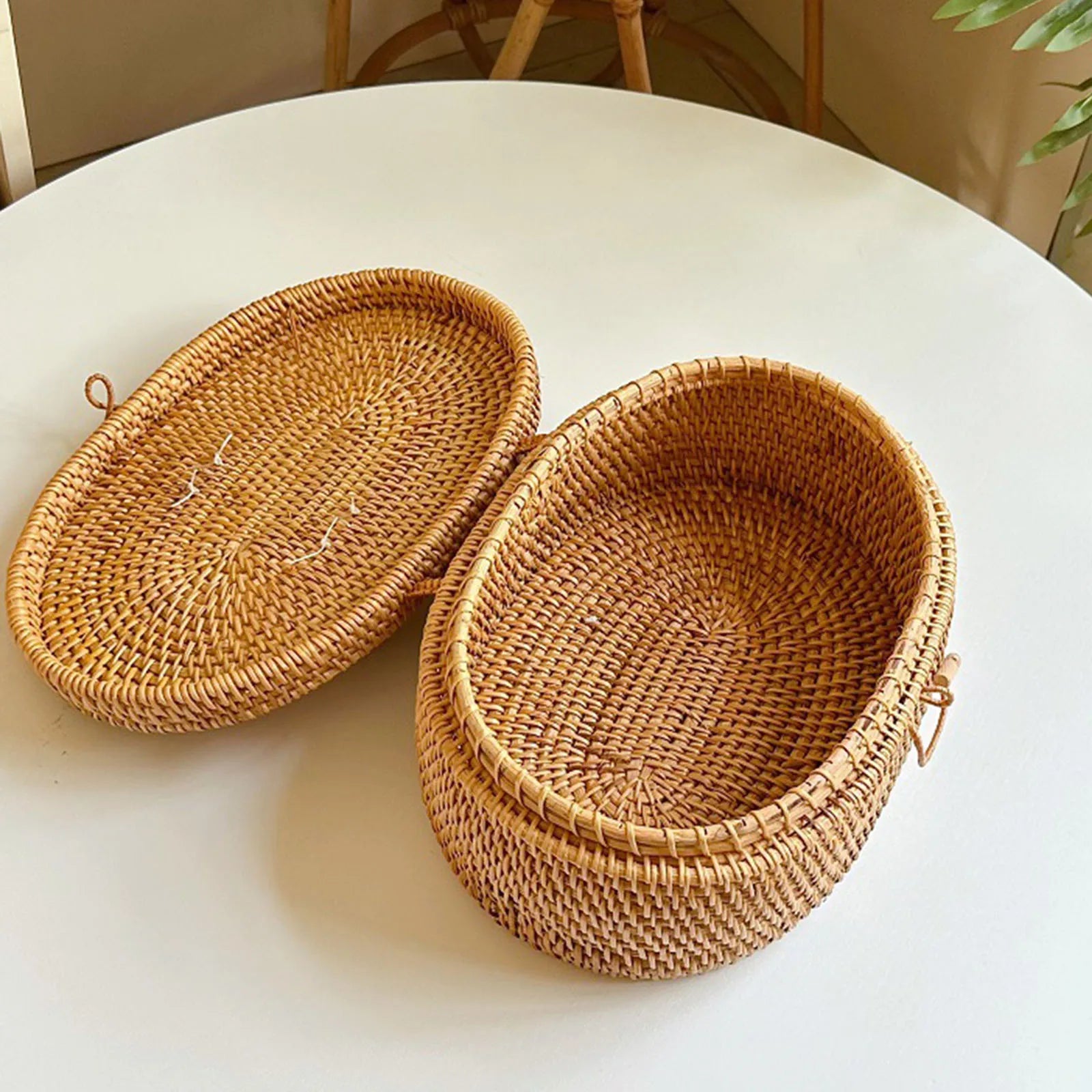 Panier avec couvercle en rotin ouvert