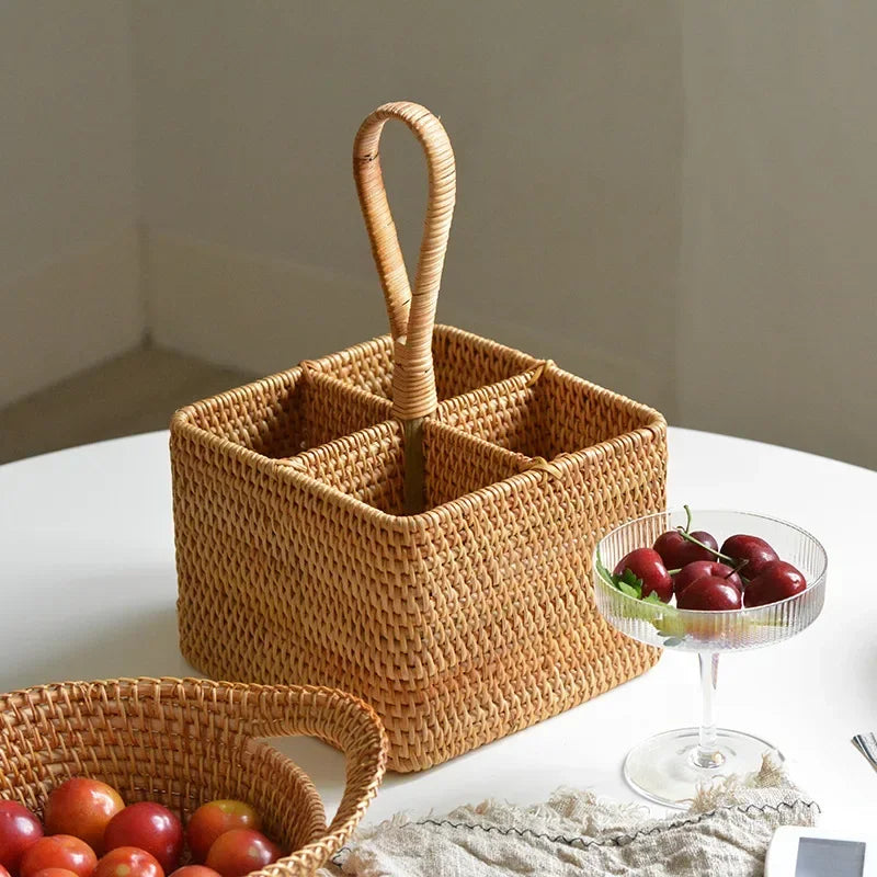 Panier de rangement en rotin sur table