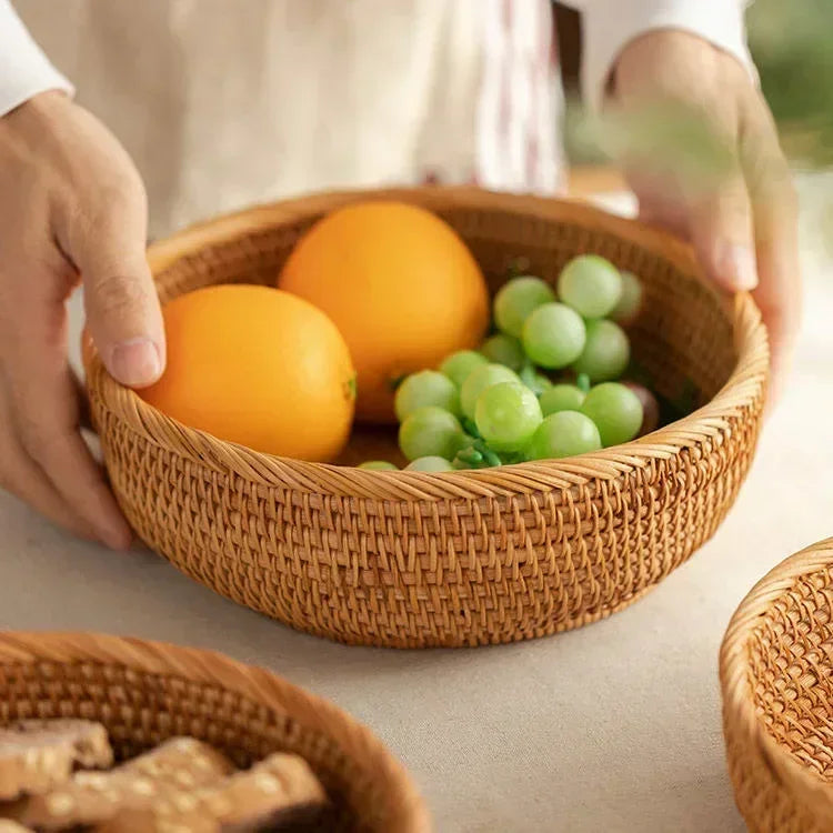 Panier rond en rotin tressé et fruits