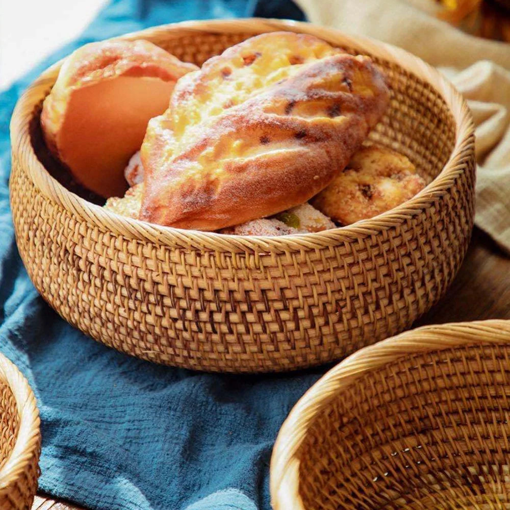 Panier rond en rotin tresseavec viennoiseres