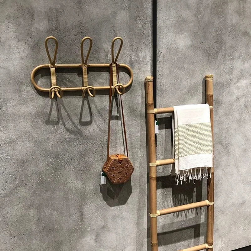 Patère en rotin dans salle de bain