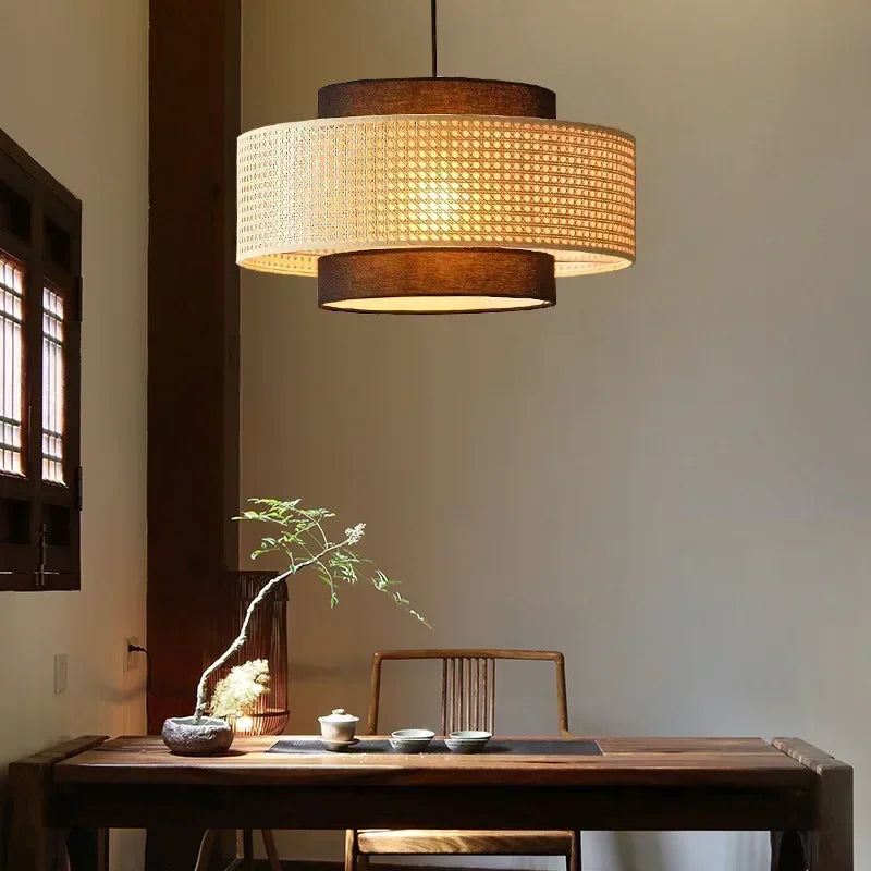 Plafonnier en rotin dans bureau