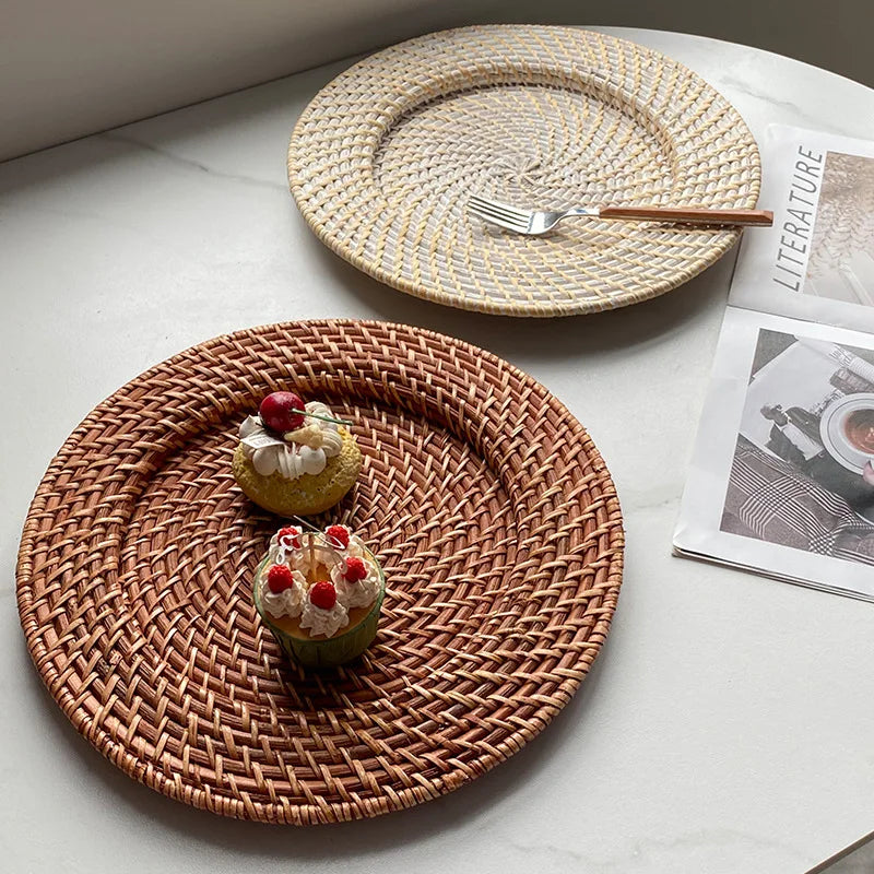 Plateau pour assiette en rotin avec desserts