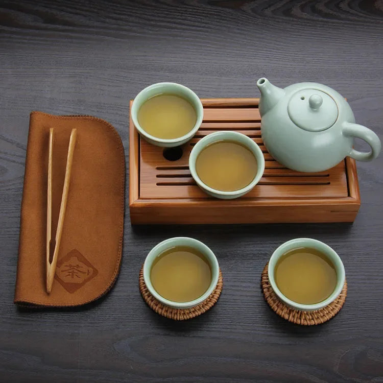 Plateau à  thé en bambou avec tasses