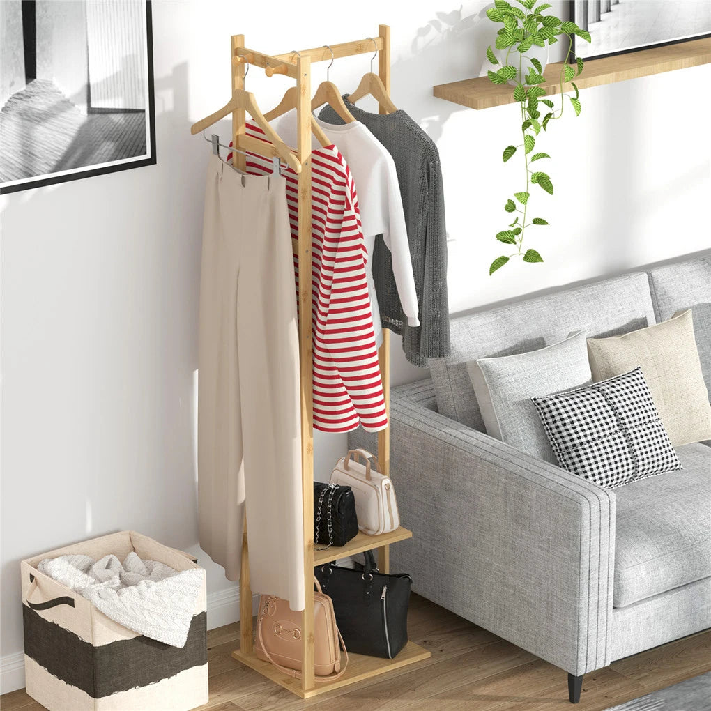 Porte-manteau angle en bambou dans salon